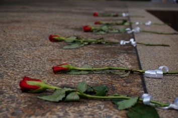 Rosen zum Gedenken an die Opfer